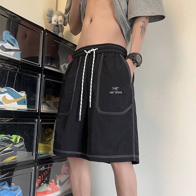 Arc’Teryx 始祖鸟短裤，海外工装机能裤短裤,高品质，小红书主播推荐，上身质感满满，版型立体，完美修饰腿型，街头风十足，情侣闺蜜可搭！ 颜色：黑色 深灰