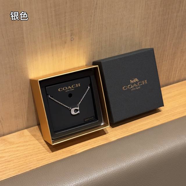 Coach蔻驰项链真的杀疯了，真的太好看啦姐妹们做工很有质感，拿在手里有份量。字母标简约高级大方，一年四季都可以佩戴，不管搭配什么衣服都很合适 全套包装