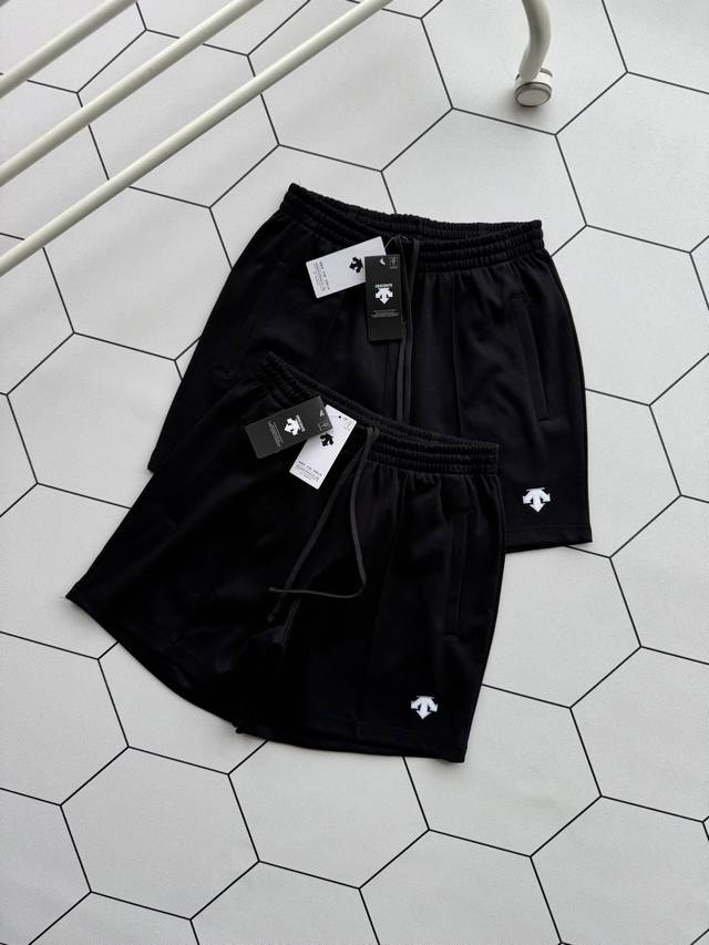 迪桑特Descente 纯色Logo刺绣五分透气舒适休闲短裤！ 定制珠地棉的面料，上身非常的透气舒适，珠地的网孔一点也不闷热！亮点是腿部的两条折线非常有型，上身