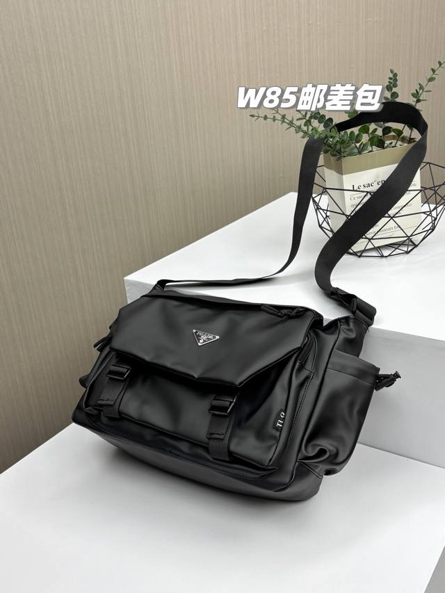 高端大气上档次！普拉达2025最新款男女情侣款防泼水单肩邮差包！高级感机能皮质感单肩包！超大尺寸，赶上双肩包的容量了！进口牛津布+防泼水镀膜，绝对的即高级又好看