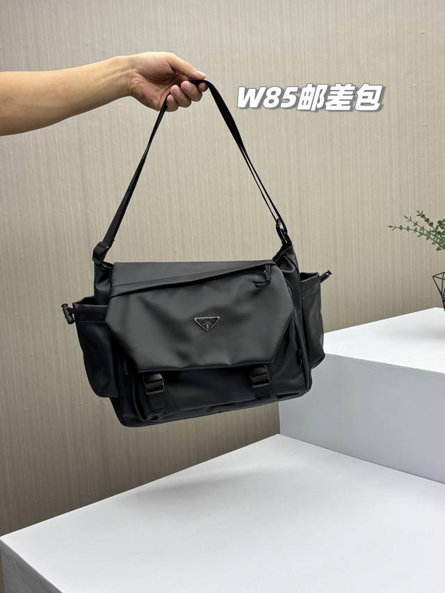 高端大气上档次！普拉达2025最新款男女情侣款防泼水单肩邮差包！高级感机能皮质感单肩包！超大尺寸，赶上双肩包的容量了！进口牛津布+防泼水镀膜，绝对的即高级又好看