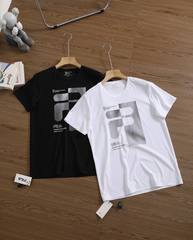 新款上新 冰丝速干短袖 品牌：斐乐 Fila 尺码：M-L-Xl-Xxl-Xxxl 颜色：白色-黑色 类型：户外速干无痕圆领T恤 材质：无痕冰丝速干面料 领型：
