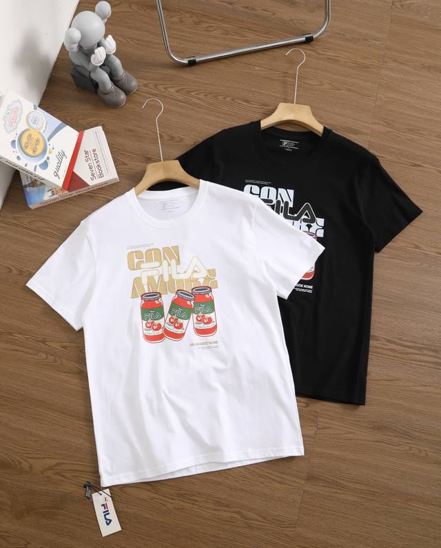 新款上新 品牌：斐乐 Fila 尺码：M-L-Xl-Xxl-Xxxl 颜色：白色-黑色 类型：男士运动速干T恤 材质：260克高克重运动户外科技棉 领型：正肩款