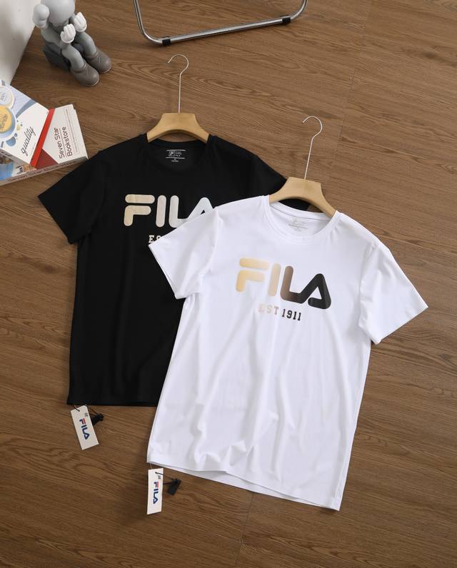 新款上新 冰丝速干短袖 品牌：斐乐 Fila 尺码：M-L-Xl-Xxl-Xxxl 颜色：黑色-白色 类型：户外速干无痕圆领T恤 材质：无痕冰丝速干面料 领型：