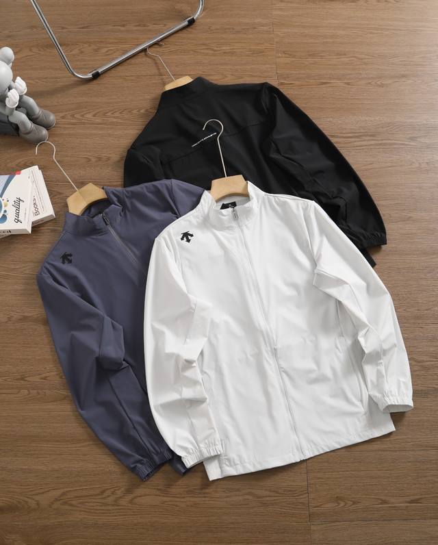 新款上新 品牌：迪桑特 Descente 尺码：L-Xl-Xxl-Xxxl-Xxxxl 颜色：黑色-白色-灰色 款式：男士户外冰丝凉感防晒立领皮肤衣 面料科技: