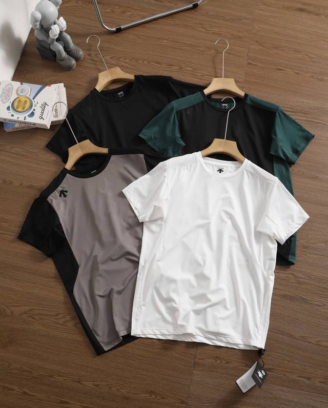 新款上新 爆款拼接针织T 品牌：迪桑特 Descente 尺码：M-L-Xl-Xxl 颜色：黑色-黑绿-白色-黑灰 类型：户外运动速干透气拼色圆领短T 材质：透