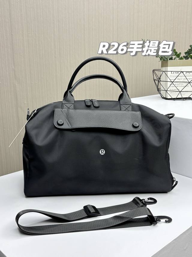 简而不凡，顶级好货！Lululemon 2025最新款大容量手提式运动旅行包，独立鞋仓+运动健身干湿分离单肩腋下旅行包！家人一直在等的款式，可单肩，可手提，超大