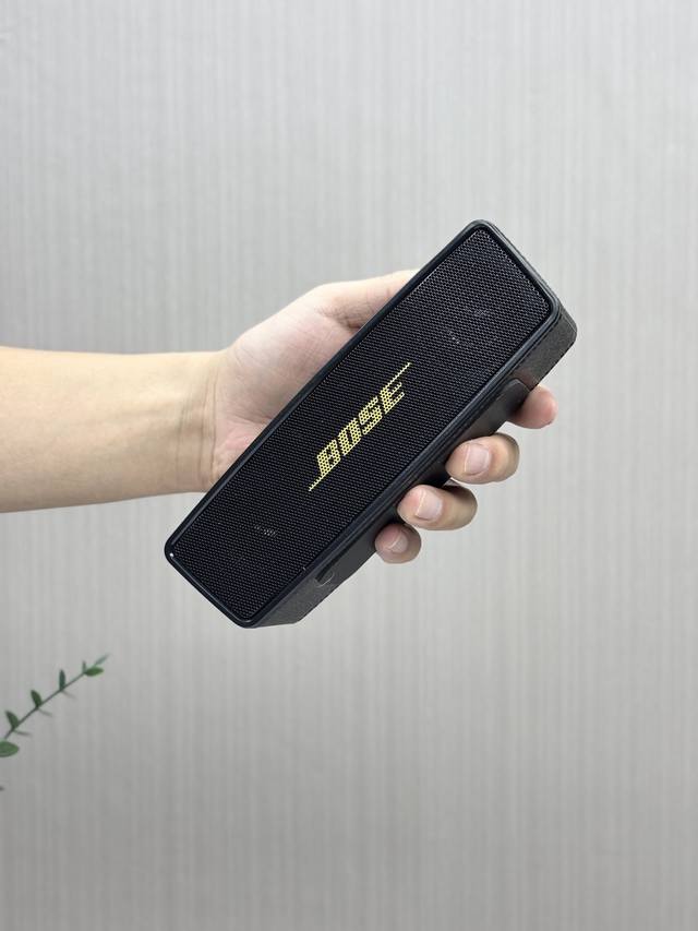 性价比之王，最经典的款式！Bose 博士 Soundlink 蓝牙音响！且买且珍惜！原装外贸订单，顶级音响技术，超级震撼！ 小身材大能量，被动双膜共振技术，低音