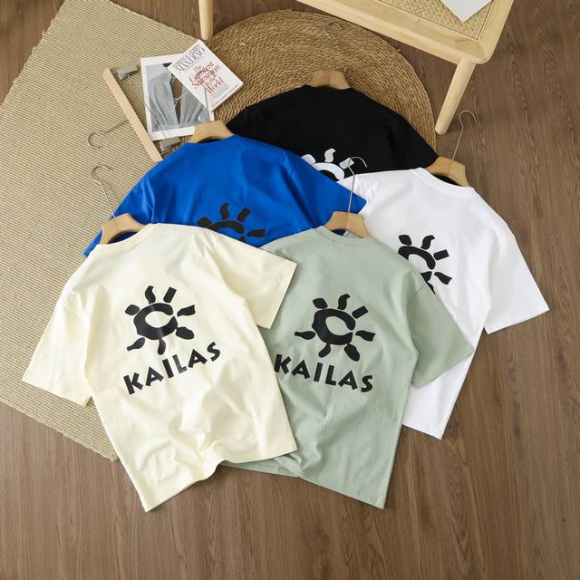 供 Kailas 凯乐石夏季烫标休闲百搭纯棉短袖可做男女情侣款T恤！ 面料：面料采用竹纤维面料，是从自然生长的竹子中提取出的纤维素纤维。竹原纤维具有良好的透气性