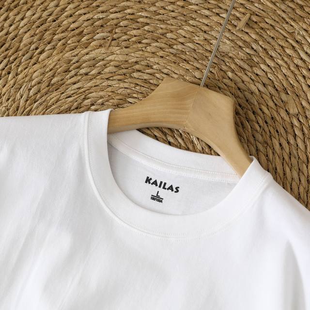 供 Kailas 凯乐石夏季烫标休闲百搭纯棉短袖可做男女情侣款T恤！ 面料：面料采用竹纤维面料，是从自然生长的竹子中提取出的纤维素纤维。竹原纤维具有良好的透气性