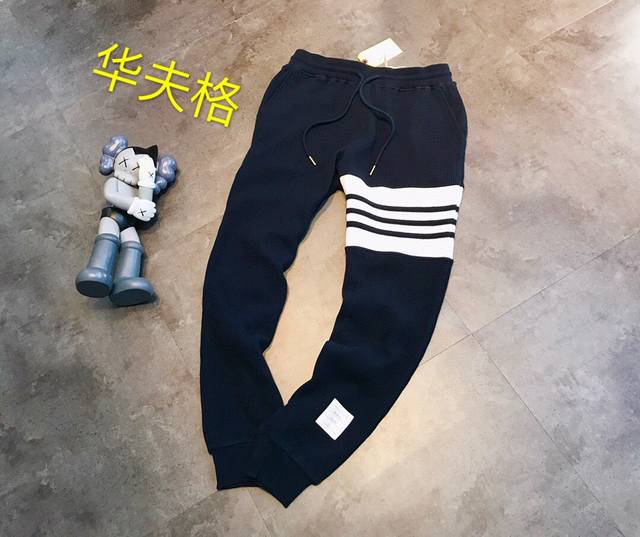 潮22Ss早春款最高版本原标Tb华夫格色织面料长裤 藏青色华夫格的不用太过介绍了必入款 面料颜色原版色定织定染出来的 选用纯棉的纱线织布 不是那种廉价的涤纶面料