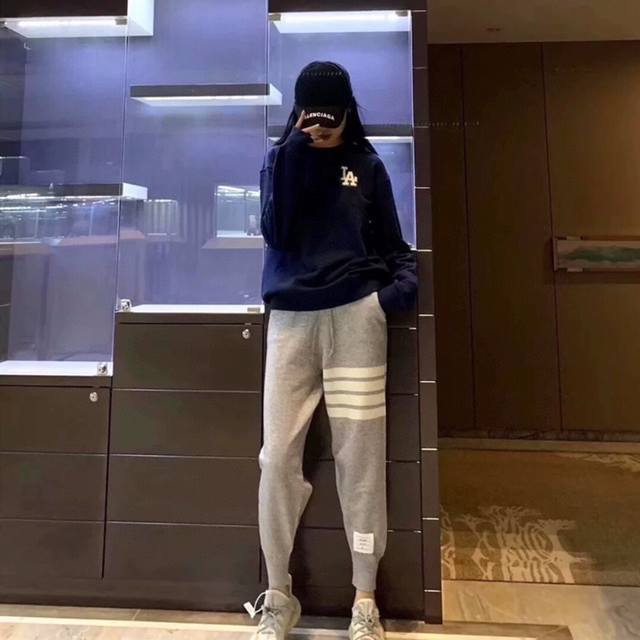 潮~原标毛圈灰色高端版色织Tb长裤 Tb经典灰色这款不是印花的 跟原版一致的色织面料出货 细节大件可以随意看 辅料到面料 口袋里的经典条纹面料 裤绳头都是原版一