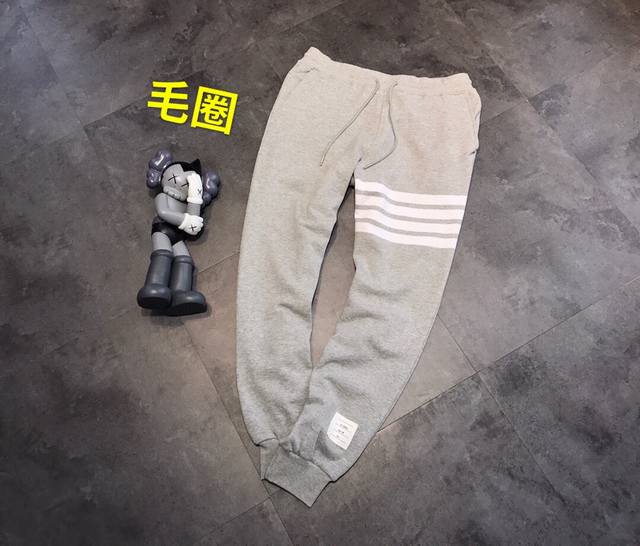 潮~原标毛圈灰色高端版色织Tb长裤 Tb经典灰色这款不是印花的 跟原版一致的色织面料出货 细节大件可以随意看 辅料到面料 口袋里的经典条纹面料 裤绳头都是原版一