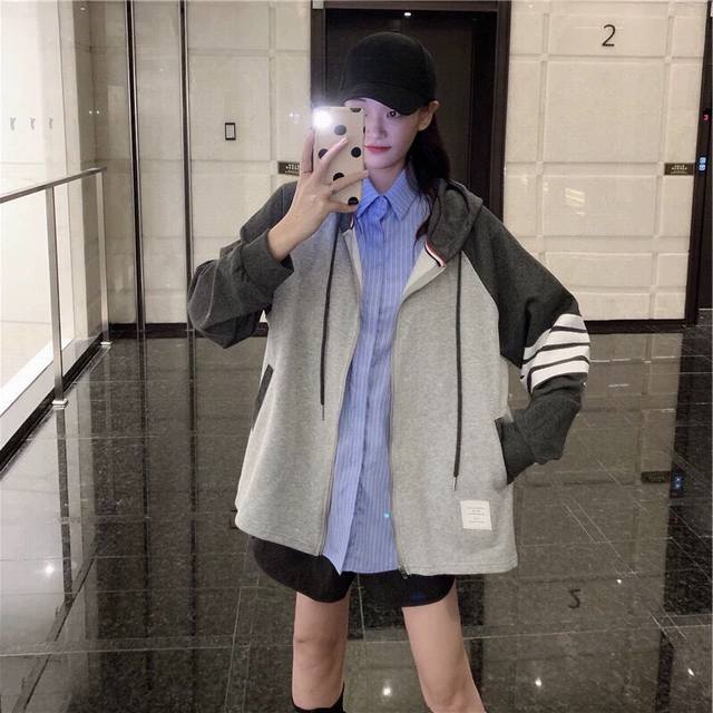 潮~Tb拉链织带连帽外套 最高色织版本 各路网络都有上身 相当好看真是万能搭配的外套 袖子上面的经典四道杠全部色织出来的 区分普通胶印版本 帽子颜色定织定染与本