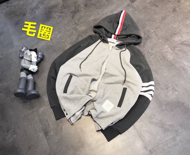 潮~Tb拉链织带连帽外套 最高色织版本 各路网络都有上身 相当好看真是万能搭配的外套 袖子上面的经典四道杠全部色织出来的 区分普通胶印版本 帽子颜色定织定染与本