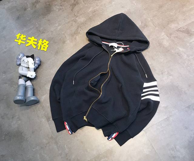 潮~原标Tb华夫格手臂色织一体连帽外套 每件都有红色撞色脖领条 帽绳头上面三色 这款不用说太多了 上身爆帅的款了 面料颜色原版色定织定染出来的 选用纯棉的纱线织