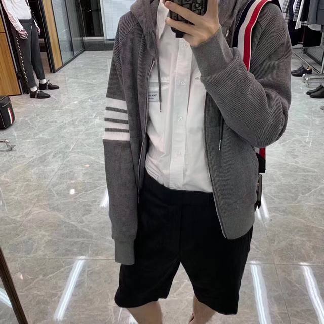 潮~原标Tb华夫格手臂色织一体连帽外套 每件都有红色撞色脖领条 帽绳头上面三色 这款不用说太多了 上身爆帅的款了 面料颜色原版色定织定染出来的 选用纯棉的纱线织
