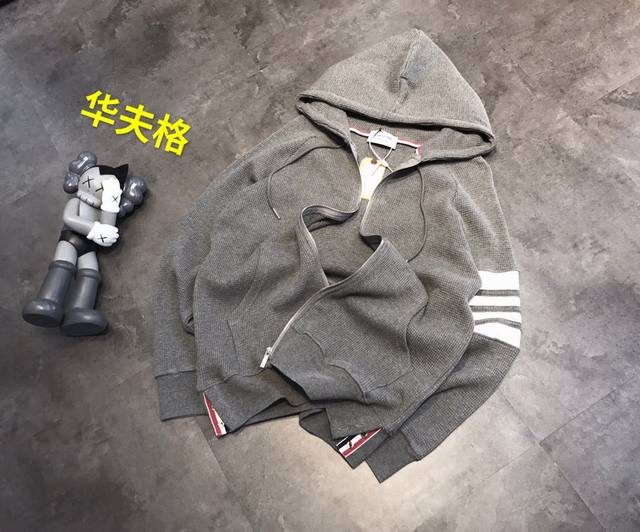潮~原标Tb华夫格手臂色织一体连帽外套 每件都有红色撞色脖领条 帽绳头上面三色 这款不用说太多了 上身爆帅的款了 面料颜色原版色定织定染出来的 选用纯棉的纱线织