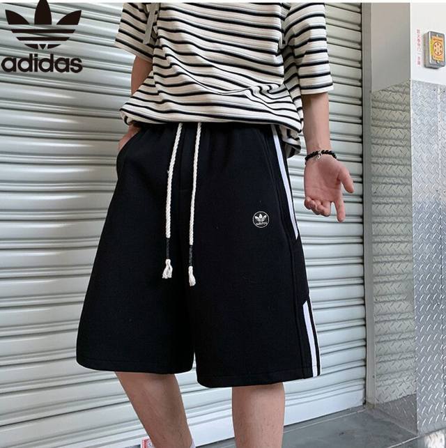 阿迪达斯Adidas夏季新款，男女同款侧边经典三条杠专柜同步发售休闲百搭运动短裤五分裤沙滩裤，男士短裤！男女同款。 短裤简直是夏季必备常青款，标志性的四道杠设计