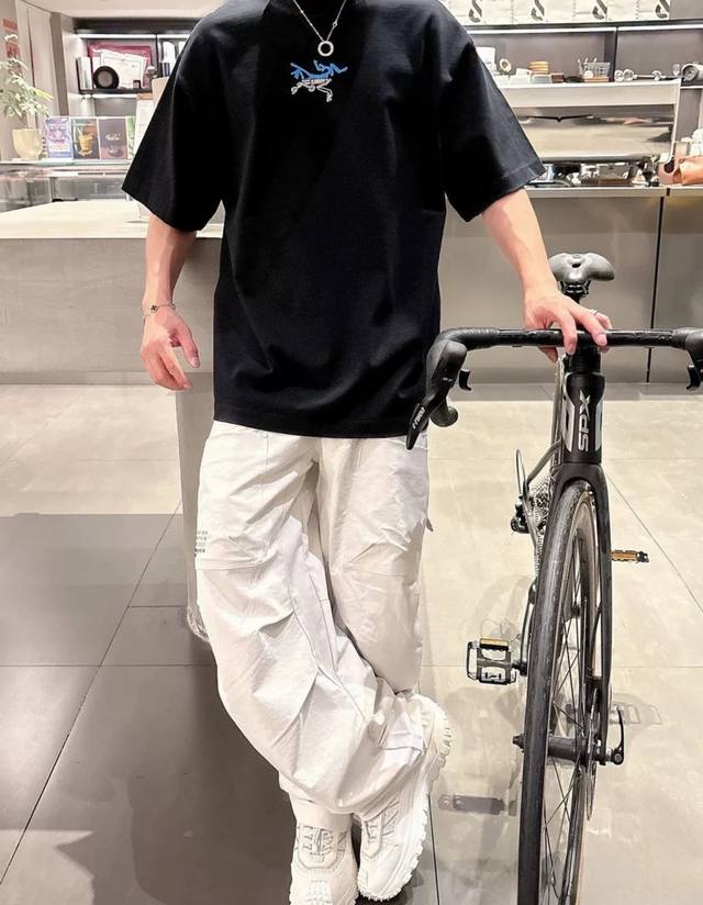 始祖鸟系列 专柜款复古情侣 印花短袖T落肩袖 重磅280G精梳棉材质 透气舒适 进口外贸级专柜印花，随意搓洗不褪色不变形。 情侣款 男女同款哦