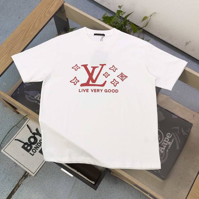 上新 款号：Zsf7022 2025新款Louis Vuitton路易威登Lv经典红色四叶草图案Logo印花休闲情侣短袖T恤，深邃而神秘，红色 Lv 标志与 “