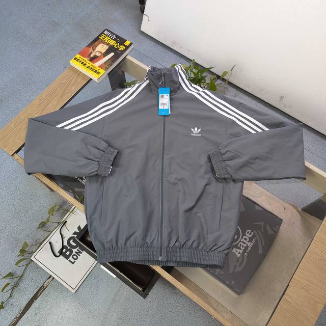 上新 款号：Dg25608 2025新款Adidas阿迪达斯经典刺绣三叶草休闲情侣立领夹克外套，采用爽滑亲肤梭织面料，面料厚实立体感更强，体感更舒服，定位裁剪，