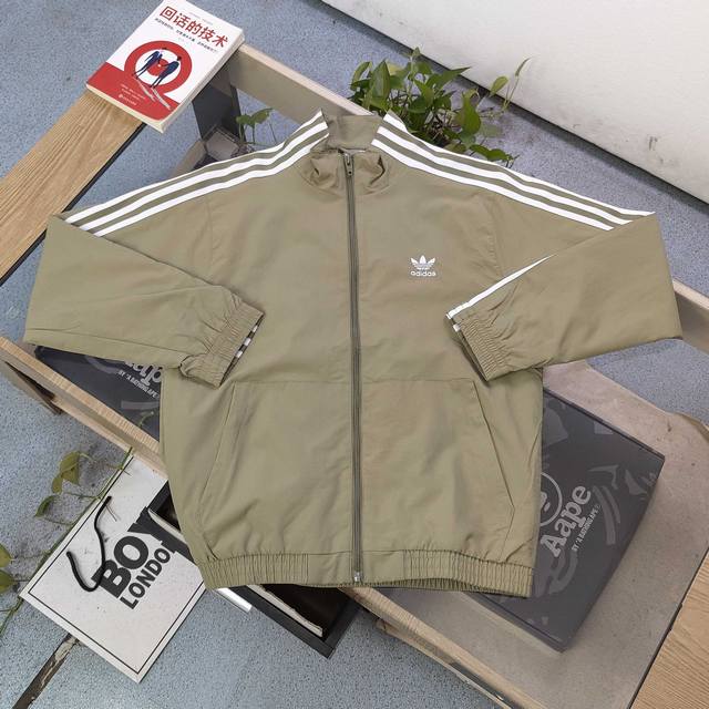 上新 款号：Dg25606 2025新款Adidas阿迪达斯刺绣三叶草三道杠绣花休闲情侣立领防风夹克外套，采用爽滑亲肤面料，面料厚实立体感更强，体感更舒服，定位