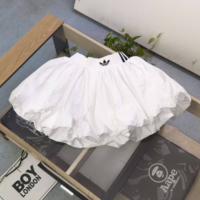 上新 款号：Dg7026 2025新款Adidas阿迪达斯三叶草刺绣Logo女花苞裙短裙蛋糕裙， 1. 行走的蛋糕裙摆 360°蓬松空气感 每步都像踩在云朵上跳
