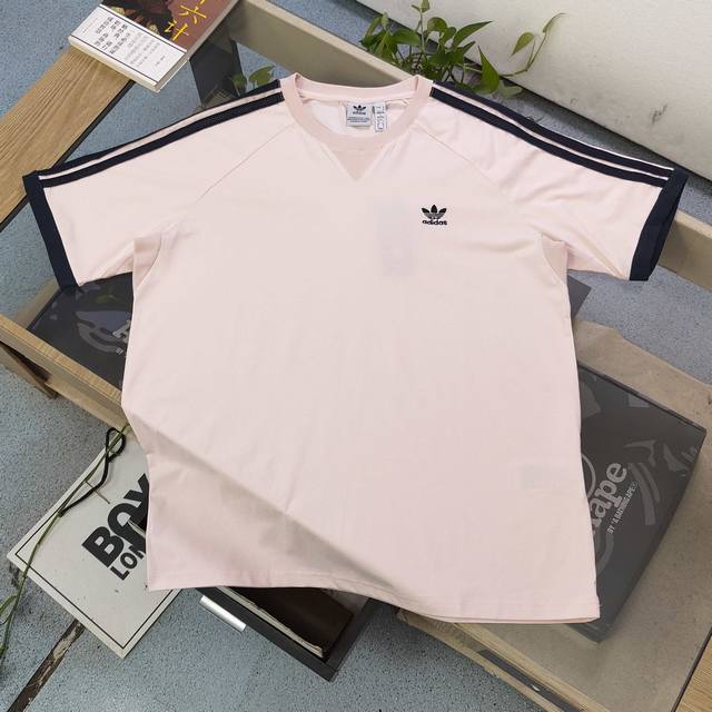 上新 款号：Dg6689 2025新款Adidas阿迪达斯经典三道杠刺绣莲花三叶草Logo图案绣花休闲情侣宽松短袖T恤，小红书爆款，定制面料280克双纱！开模原