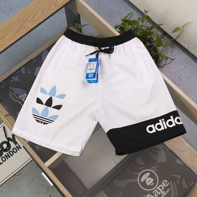 上新 款号：Zz6697 2025新款Adidas阿迪达斯三叶草Logo印花休闲情侣速干短裤五分裤，经典中迸发潮流气息。蓝黑三叶草标志醒目亮眼，品牌字母“Adi