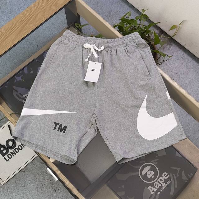 上新 款号：Zz5998 2025新款Nike耐克大钩子图案Logo印花休闲情侣毛圈短裤五分裤，搭配标志性白色大勾图案，简约中尽显潮流态度。“Tm”标识增添独特