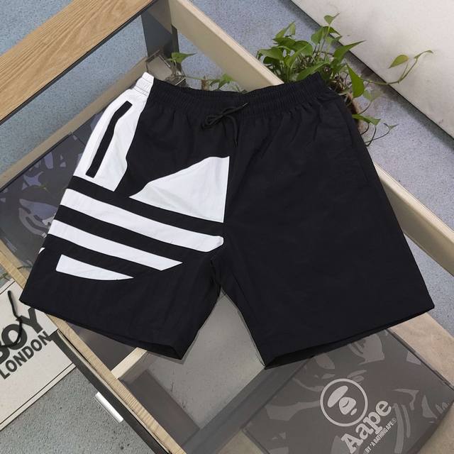 上新 款号：Zz9900 2025新款Adidas阿迪达斯三叶草刺绣字母Logo图案印花休闲情侣速干短裤五分裤，经典黑白色调交织，碰撞出独特时尚火花。这条短裤以