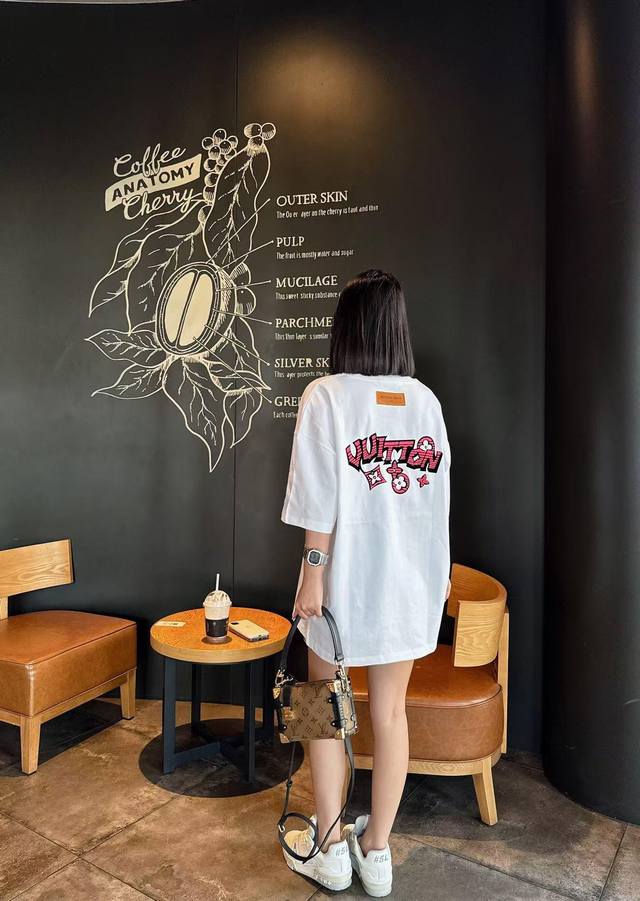 上新！ Louis Vuitton Lv粉红条纹字母小花情侣款重工短袖T！宽松版型！ 采用320克精梳纯棉面料！ 180 150斤上身L宽松！女生穿M即可！ 颜