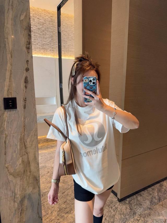 上新！ Lululemon厚板银色印花情侣款短袖T！宽松版型！ 采用320克精梳纯棉面料 肩部过肩领条领口二本针加固 机洗不变形！ 厚板印花怎么洗都不会掉 区别