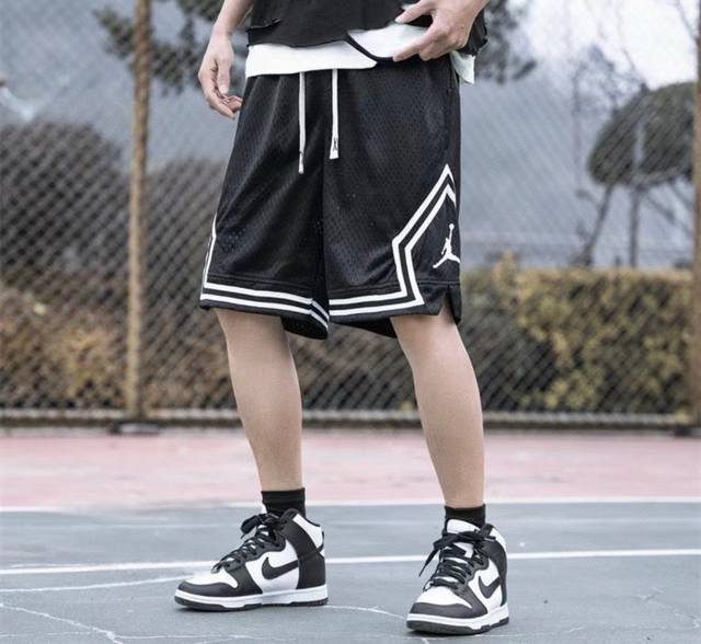 上新 万针刺绣Logo飞人Air乔丹网眼透气情侣款男女同款休闲运动短裤宽松大版型透气五分裤篮球裤潮流男装 夏季裤角开叉个性时尚外穿运动短裤休闲五分裤经典印花拼接