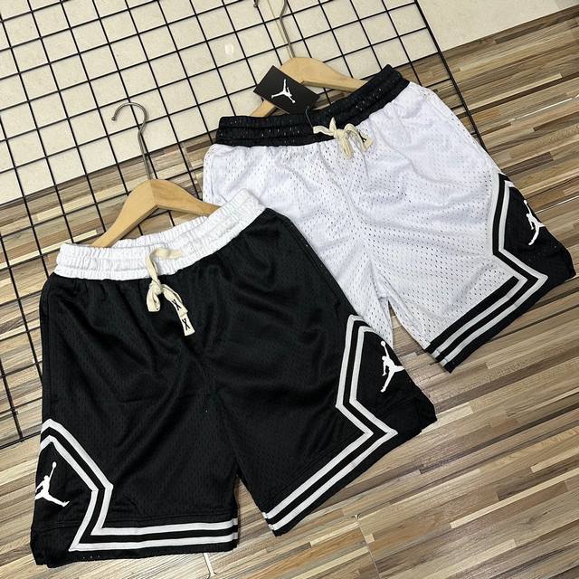 上新 万针刺绣Logo飞人Air乔丹网眼透气情侣款男女同款休闲运动短裤宽松大版型透气五分裤篮球裤潮流男装 夏季裤角开叉个性时尚外穿运动短裤休闲五分裤经典印花拼接