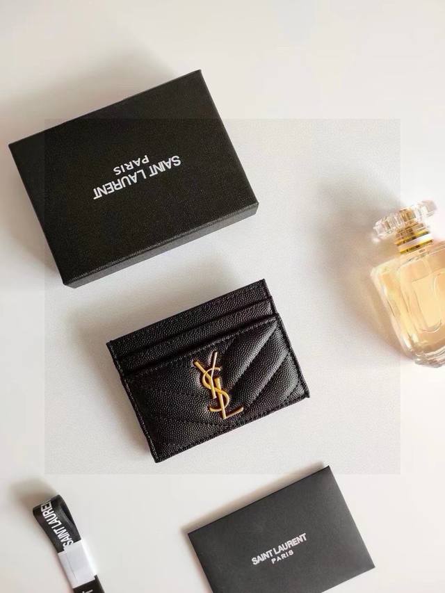 Ysl 圣罗兰鱼子酱卡包 金 银 两色可选 共四个卡位+一个零钱位 可放身份证、银行卡等各种卡 给你的卡安一个家 再也不用在包包里翻来覆去的找卡了 强烈推荐，每
