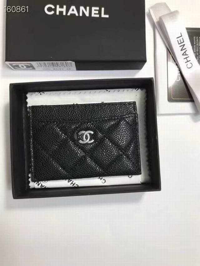 Chanel 香奈儿鱼子酱卡包 金 银 两色可选 共三个卡位+一个零钱位 可放身份证、银行卡等各种卡 给你的卡安一个家 再也不用在包包里翻来覆去的找卡了 强烈推