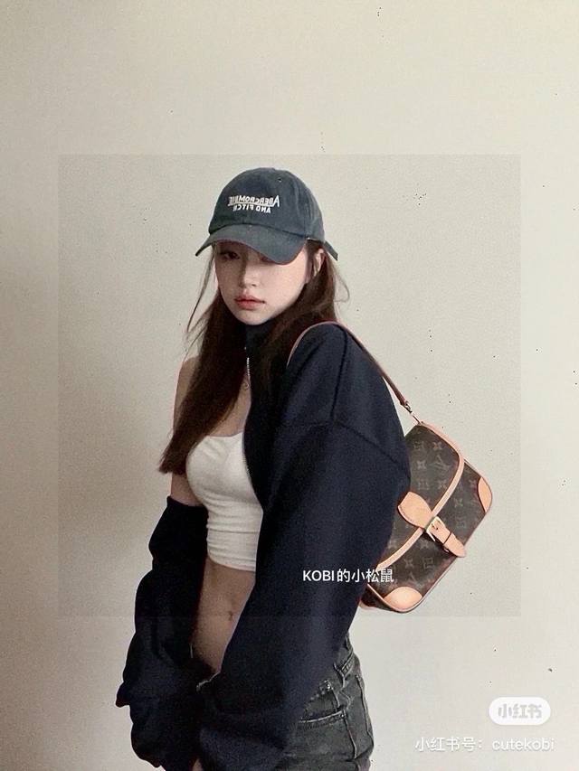 Lv法棍邮差包 Louis Vuitton 路易威登 Lv Ss 复古马鞍邮差包 肩带 高版本 专柜预定款斜挎包，由Monogram与Monogram Reve