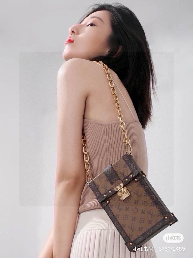 Lv Trunk Vertical 手机包 精致女孩必备 能放得下Max，1：1品质 海外订单，原单Lv Trunk 采用全方位Monogram图案和金色金属配