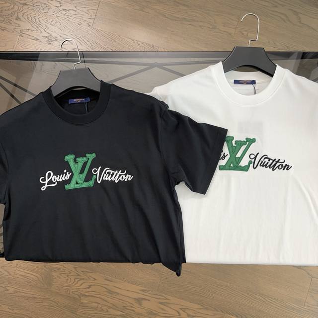 Lv 路易威登2025夏季新款字母刺绣Logo短袖T恤 经典中的经典，胸前刺绣字母Logo，闪钻装饰点缀，270高克重长绒棉，丝滑柔顺，手感高级舒适，三标齐全，