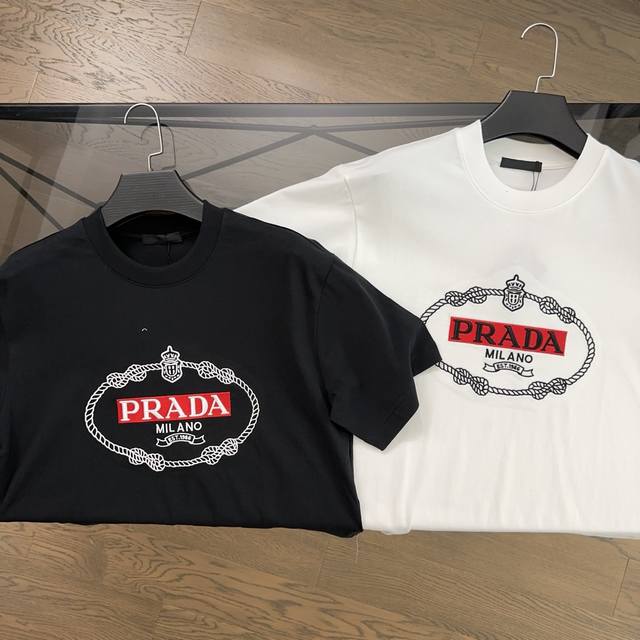 普拉达 Prada 2025夏季新款字母刺绣Logo短袖T恤 经典中的经典，胸前刺绣字母Logo，闪钻装饰点缀，270高克重长绒棉，丝滑柔顺，手感高级舒适，三标