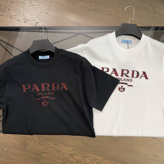 普拉达Prada2025新款字母压胶硅胶字母短袖T恤 胸前采用立体硅胶字母280克32支双纱爽滑棉，领口，下摆，袖口定制螺纹，无色差，手感厚重不失细腻，做工精细