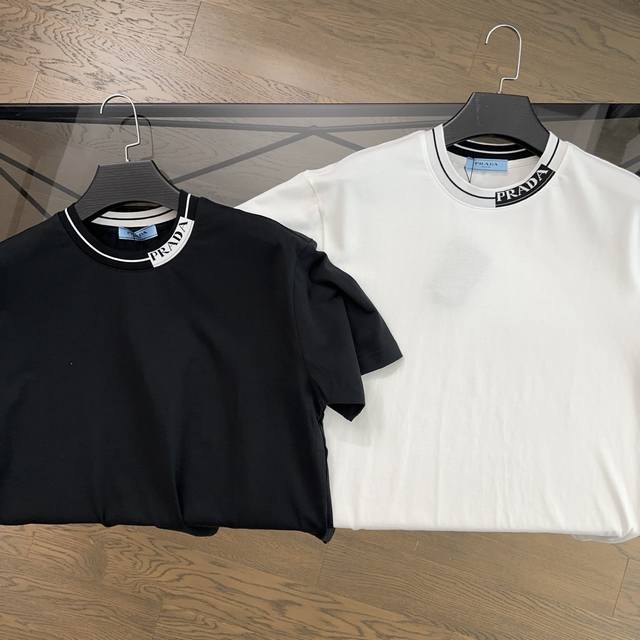 普拉达 Prada 2025夏新款领口字母刺绣Logo短袖T恤 一款时尚与经典并存的短袖T恤，双股线加固领口设计，胸前采用简单时尚三角铁锈标设计，颜色相呼应，男