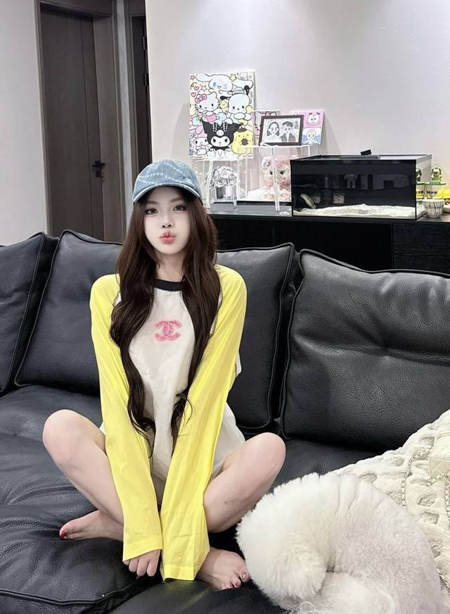 上新 Chanel香奈儿新款柠檬色毛巾刺绣拼色防晒长袖T恤 好像懂韩女的氛围了真的松弛感满满～ 太爱这种毫不费力的穿搭啦 舒适度100％ 胸前重工毛巾刺绣 摸起