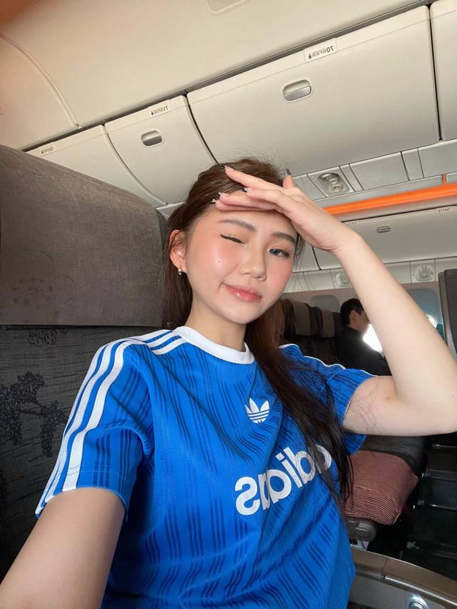 上新 Adidas阿迪达斯古着限定丝绸球衣宝蓝色短袖T恤 谁懂阿迪球衣的含金量实在太好看啦 Ad球衣谁穿谁是纯情女高 少女感满满！ 很有美式的感觉 单穿还是叠穿