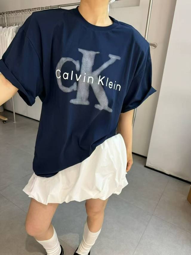 上新 凯文克莱Ck渲染图案藏蓝短袖T恤 一眼沦陷的高级藏青黄黑皮无法拒绝！！ 好喜欢这种工艺款永远高级不会花里胡哨 是很正的深藏蓝～随便拍拍都很出片 纯棉260