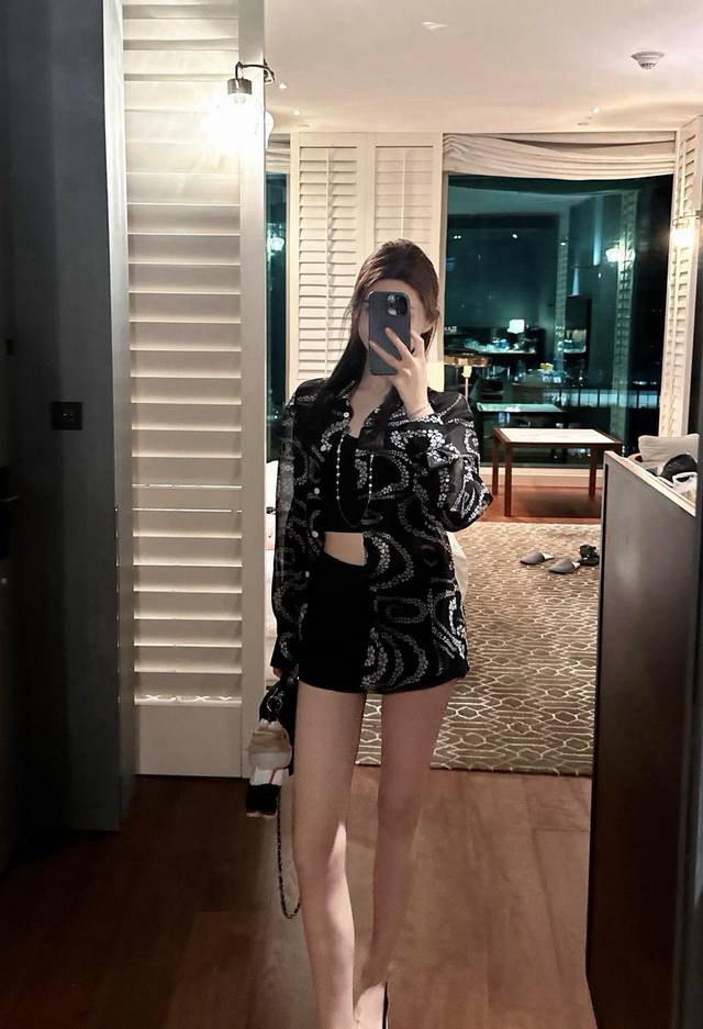 上新 Chanel香奈儿新款满印碎花Logo防晒纽扣衬衫 Vocal！！好喜欢这种微透的高级感 真的好爱这种松弛感穿搭微透又纯又欲 带肌理感的面料不容易皱 夏天