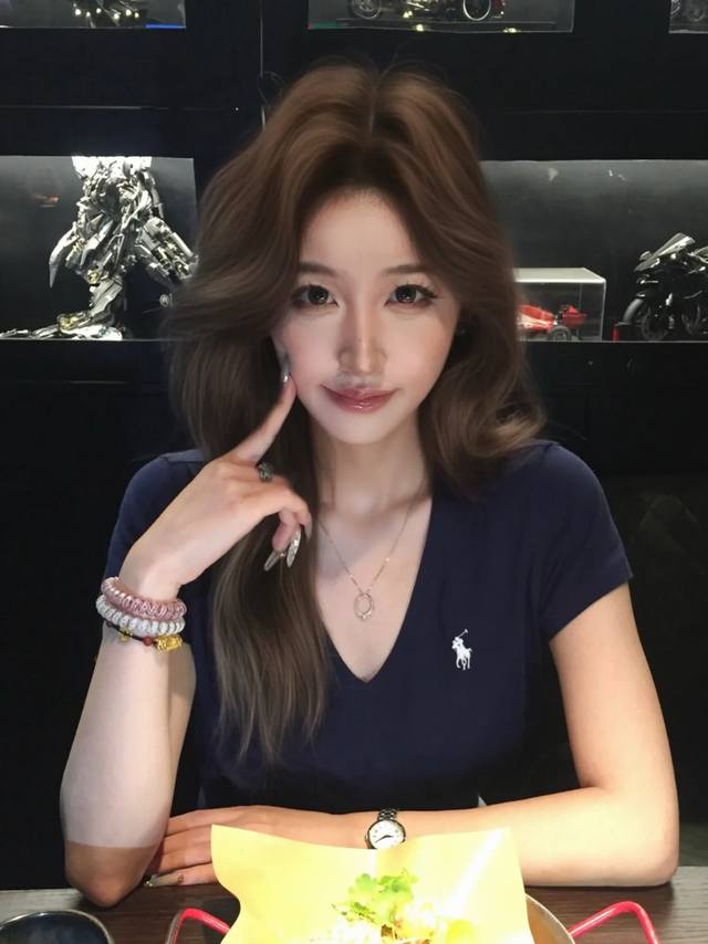 上新 拉夫劳伦小马刺绣Logo藏青V领短袖T恤 Ralph Lauren你真的太懂女孩子了这款真的可以封神了 V领设计非常显瘦 肉肉女生也能拥有天鹅颈 精致小马