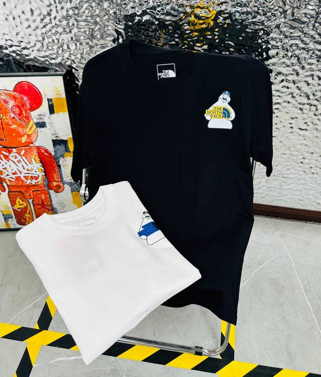 The North Face 北面25夏季新款印花休闲宽松情侣款 短袖T恤D1067 细节:版本一比一复刻，吊牌 领标 水洗。 面料：采用40织双纱280克面料